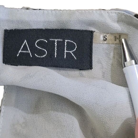 ASTR the Label Cold Shoulder Floral Top Womens Size Small Blue Blouse Revolve - Picture 9 of 10